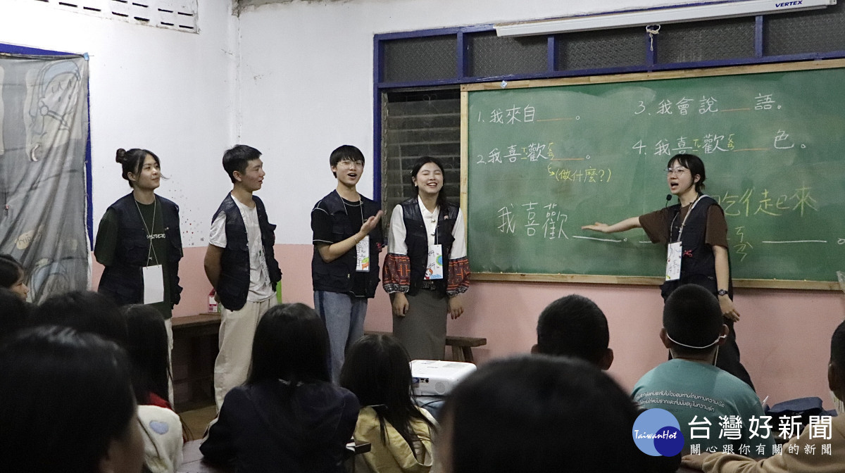 中原大學與中壢高商志工們帶動遊戲，讓孩子們快樂開口說中文。