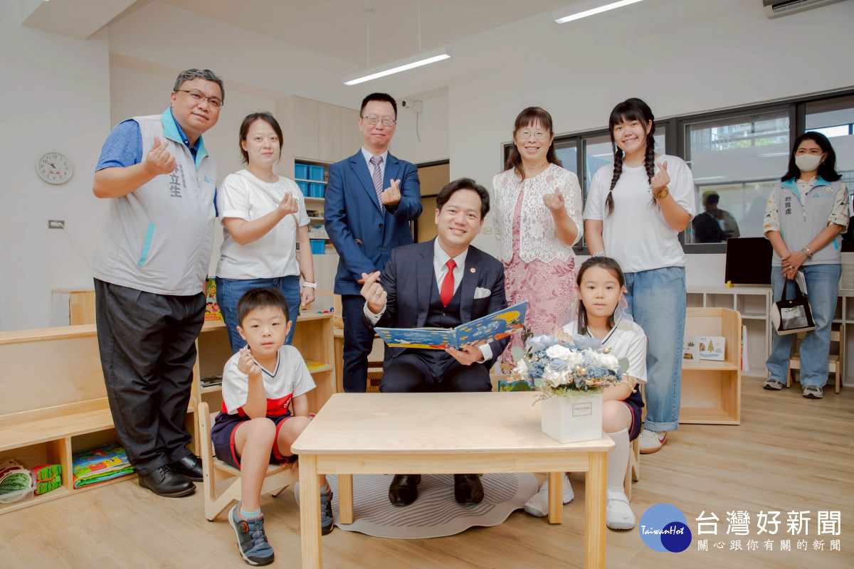 代理市長邱臣遠參觀新落成建築。