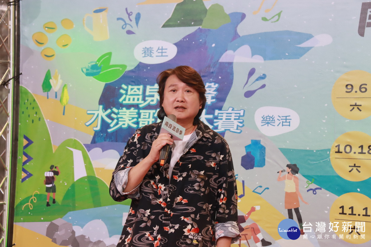 資深音樂人周治平記者會中展歌喉。（記者扶小萍攝）