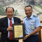 空軍馬基隊長洪源廷離澎　陳光復頒榮譽縣民證感謝貢獻