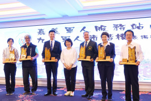 九三軍人節慶祝大會，嘉義市長黃敏惠頒發敬軍楷模獎／嘉義市府提供