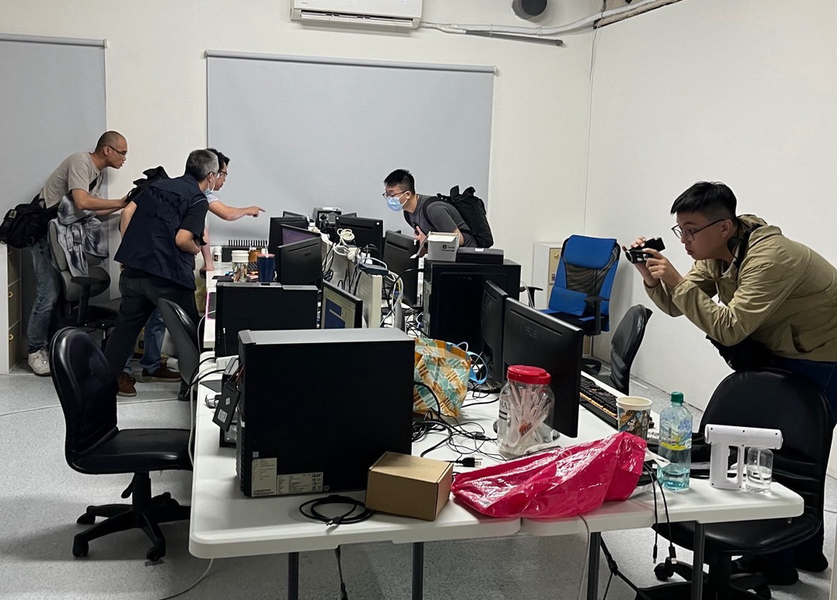 南投警方在台中高雄等地破獲詐騙集團設備齊全。（南投縣警局提供）