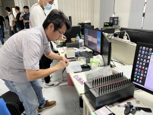 右方為貓池通訊設備。（南投縣警局提供）
