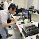 右方為貓池通訊設備。（南投縣警局提供）