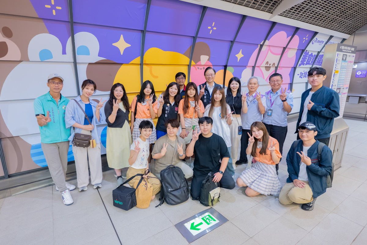桃園市長張善政出席「『美食腸腸號』彩繪列車啟航儀式暨青年對談活動」，與青年朋友們合影。<br />
