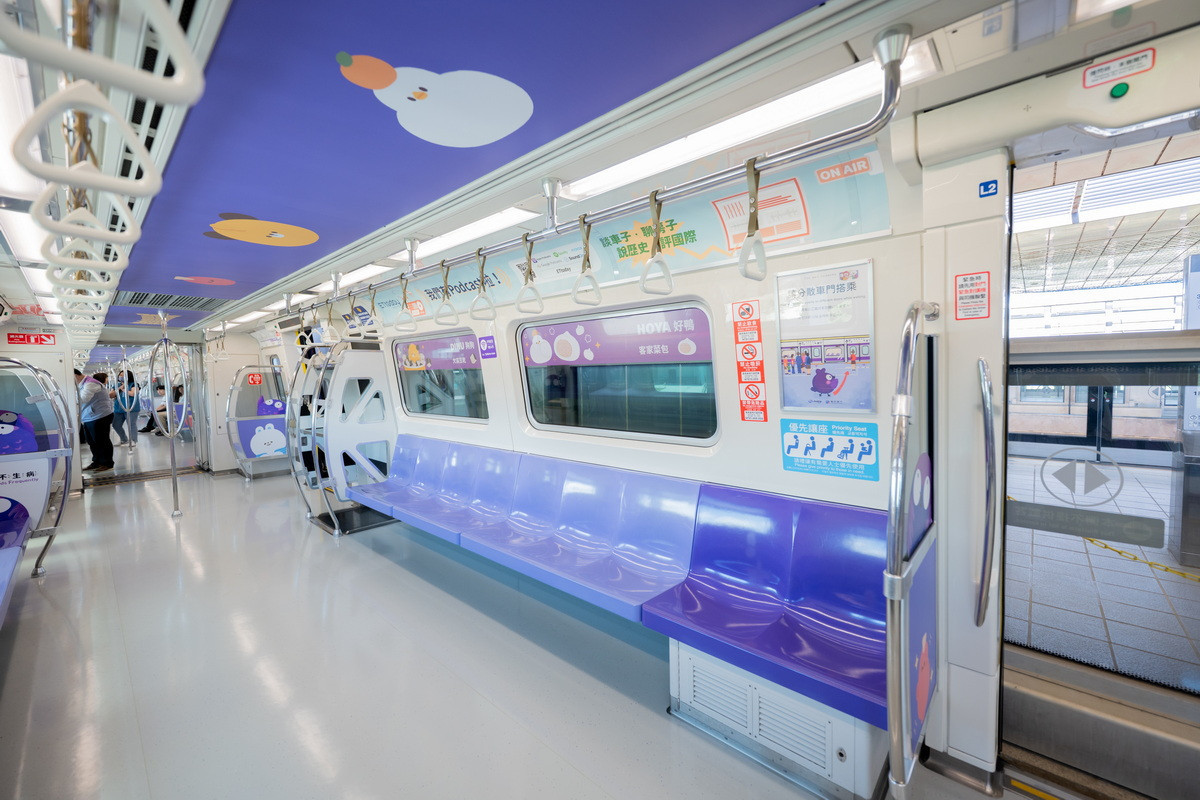 桃園捷運公司攜手 Dcard 打造「美食腸腸號」彩繪列車。<br />
