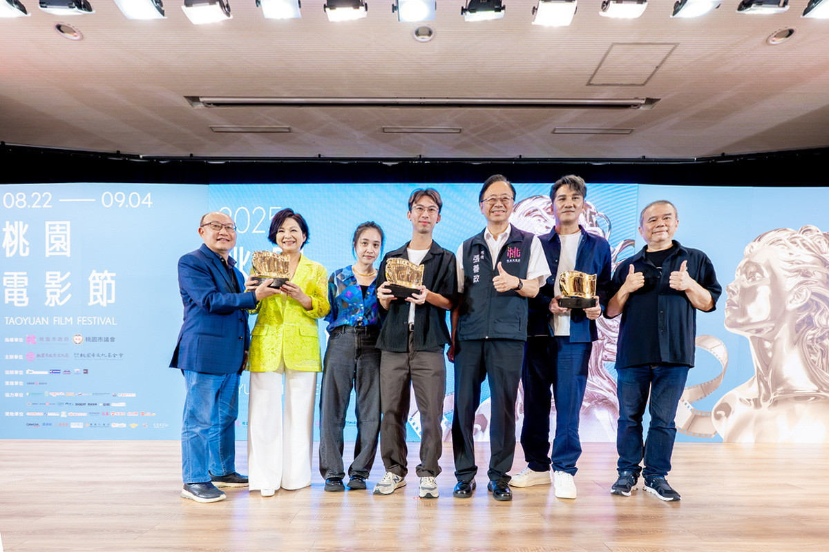 桃園市長張善政出席「2025桃園電影節閉幕式暨頒獎典禮」與獲獎者合影。