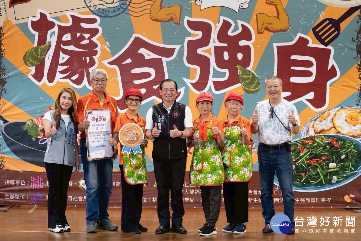 社會局長陳寶民頒發獲獎單位。