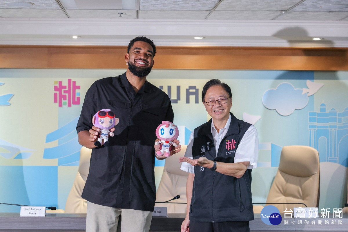 桃園市長張善政致贈國際職籃球星Karl-Anthony Towns桃園吉祥物「阿桃園哥玩偶」。<br />
