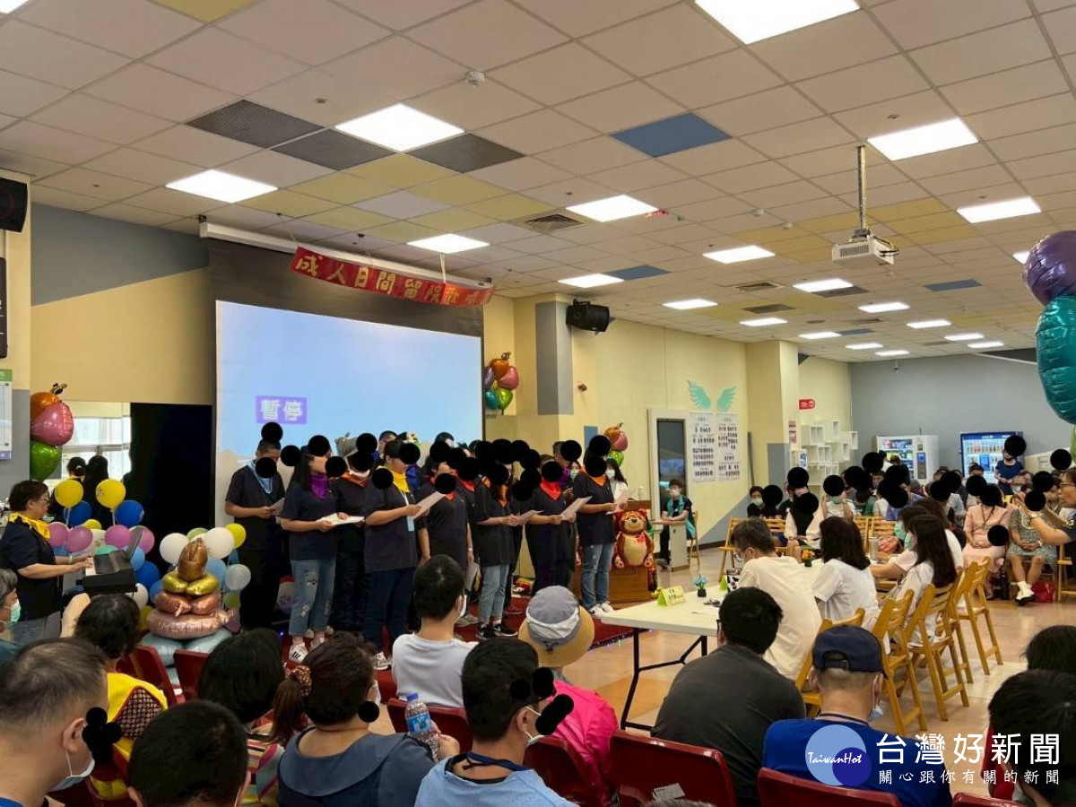 桃療成人日間病房以一曲“快樂天堂”揭開歡唱盃序幕。(桃療提供)