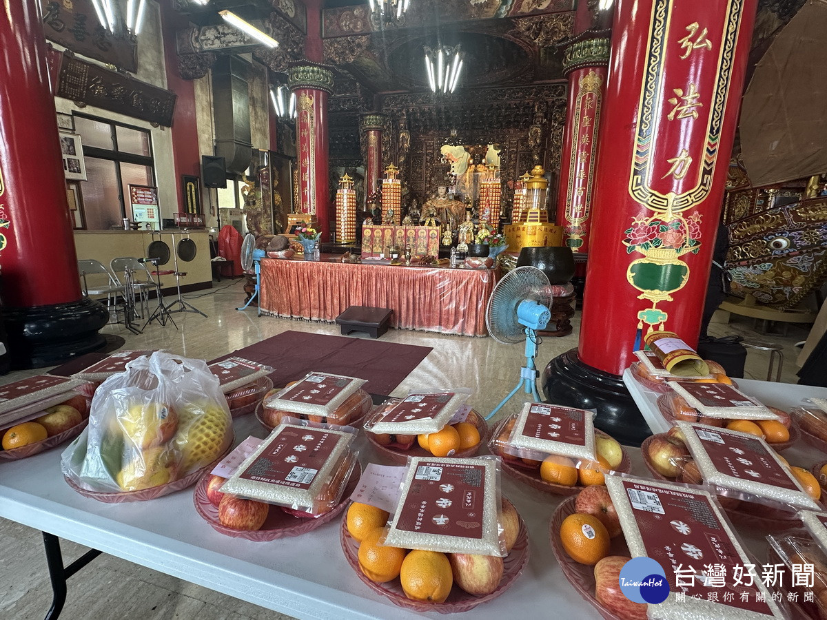 縣府宣導以米代金及水果做祭品獲民眾支持。（記者扶小萍攝）