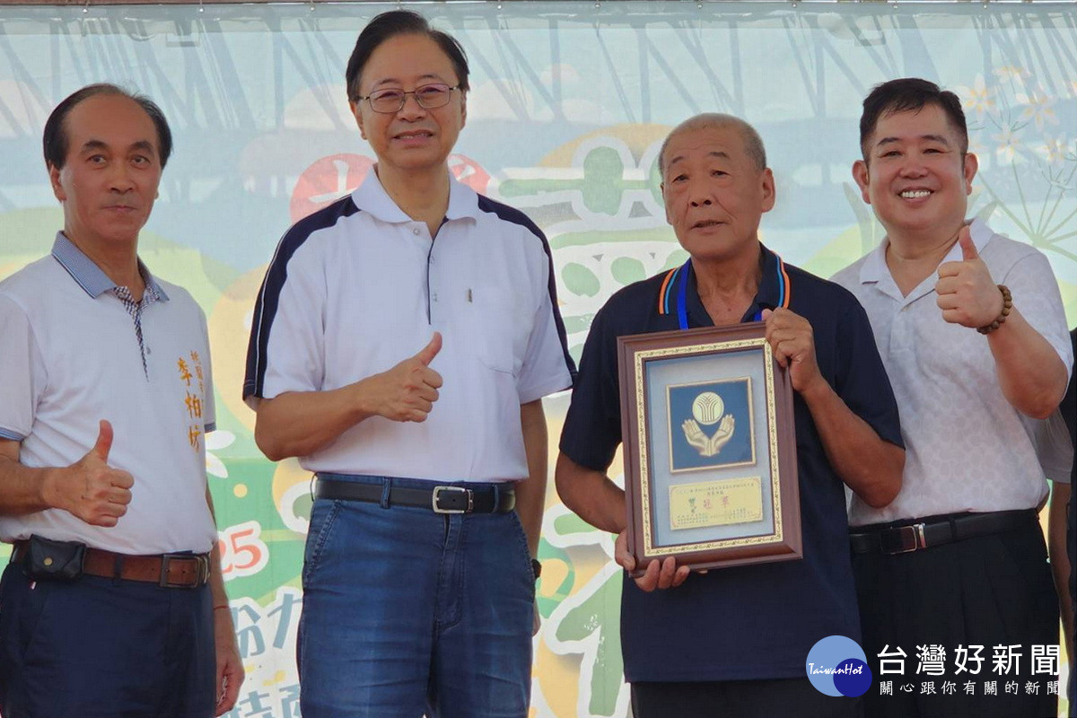 桃園市長張善政頒發114年度大溪區韭菜評鑑冠軍得主陳森光。<br />
