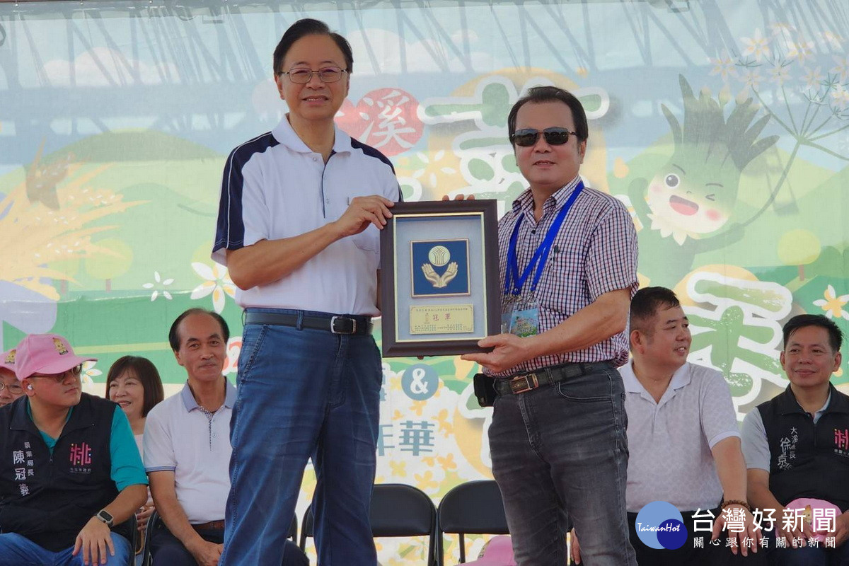 桃園市長張善政頒發114年度大溪區綠竹筍評鑑冠軍 李添丁。<br />
