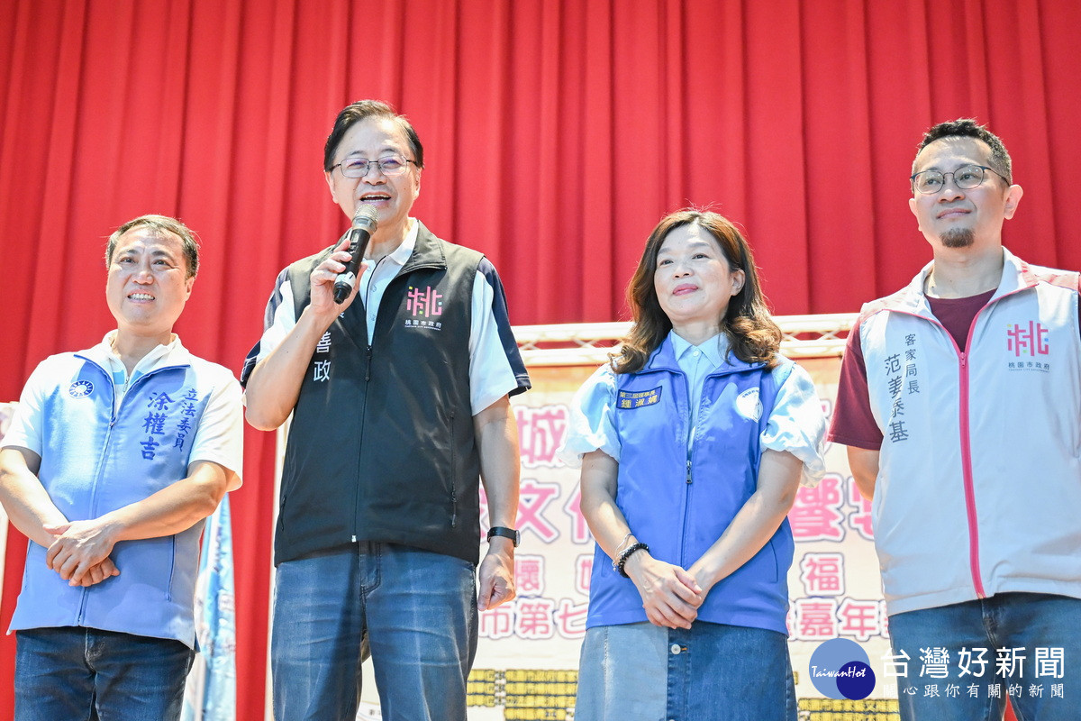 桃園市長張善政於「2025客家文化音樂饗宴暨關懷婦幼社福日及新城市第7屆創意沙畫嘉年華」中致詞。<br />
