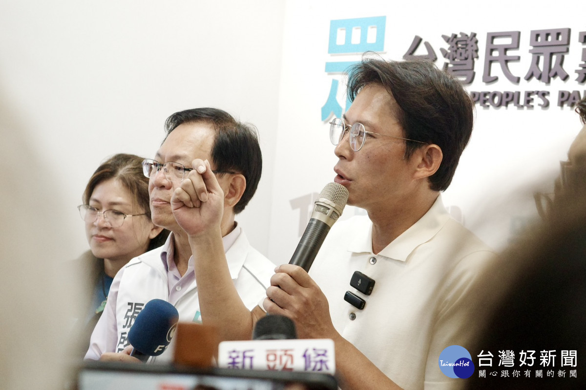 民眾黨彰化縣黨部揭牌！黃國昌喊「藍白不可分」。圖／記者鄧富珍攝