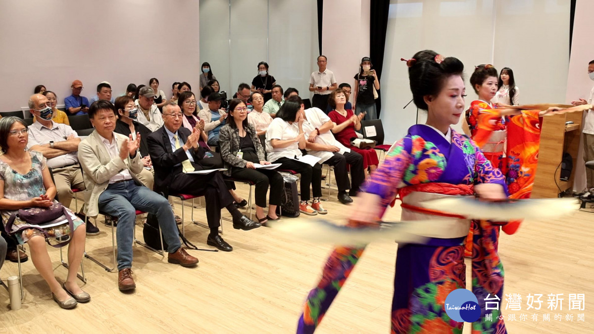 大河流日本舞踊台灣支部大河寬瑛團隊帶來舞蹈，呈現「跨國藝術共融」精神。