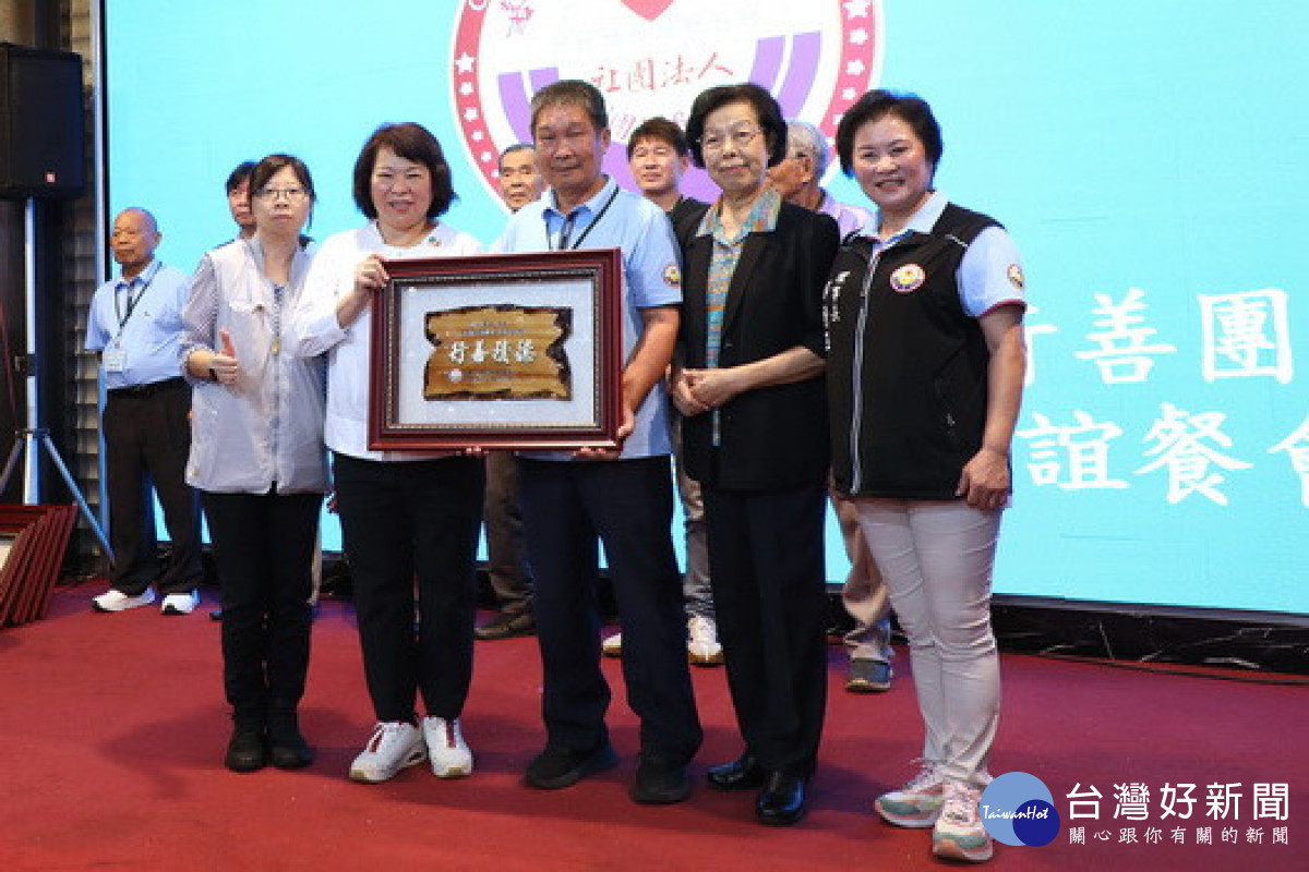 嘉邑行善團今(31)日於滿福樓舉行60周年優秀義工表揚，市長黃敏惠出席為資深義工頒發感謝狀／林詩涵翻攝