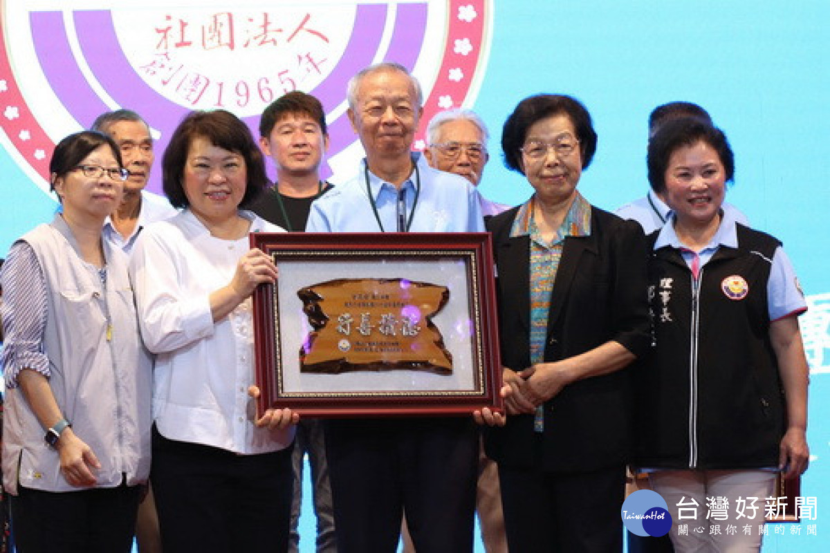 嘉邑行善團今(31)日於滿福樓舉行60周年優秀義工表揚，市長黃敏惠出席為資深義工頒發感謝狀／林詩涵翻攝