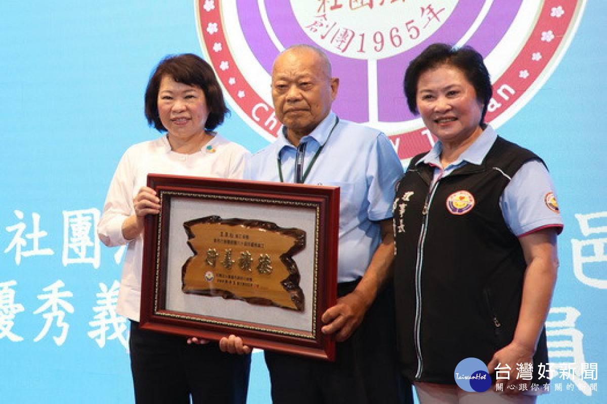 嘉邑行善團今(31)日於滿福樓舉行60周年優秀義工表揚，市長黃敏惠出席為資深義工頒發感謝狀／林詩涵翻攝