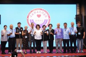 嘉邑行善團今(31)日於滿福樓舉行60周年優秀義工表揚，市長黃敏惠出席為資深義工頒發感謝狀／林詩涵翻攝