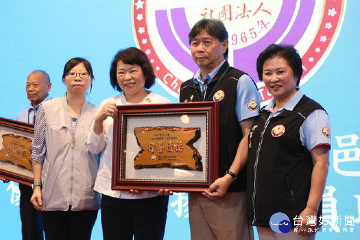 嘉邑行善團今(31)日於滿福樓舉行60周年優秀義工表揚，市長黃敏惠出席為資深義工頒發感謝狀／林詩涵翻攝