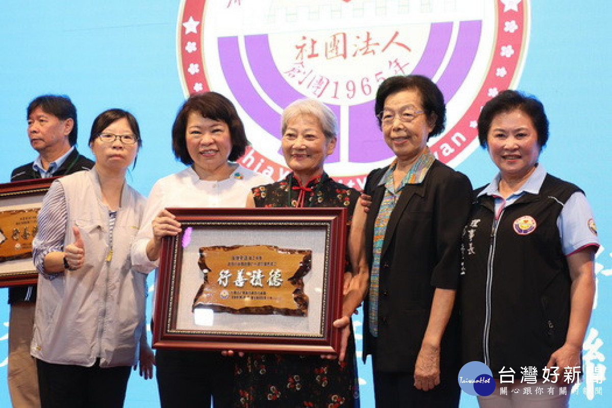 嘉邑行善團今(31)日於滿福樓舉行60周年優秀義工表揚，市長黃敏惠出席為資深義工頒發感謝狀／林詩涵翻攝