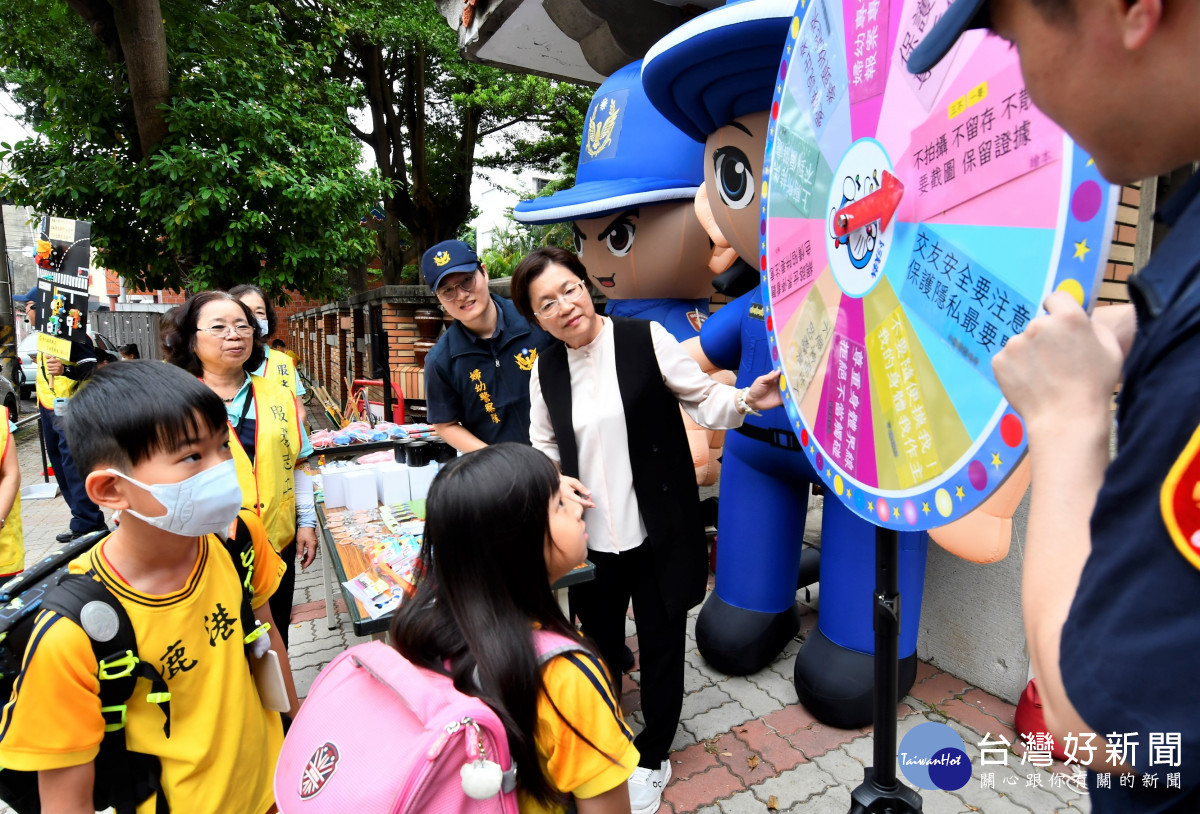 新學期開學日彰化啟動「護童專案」為孩子撐起安全保護傘，縣長現場宣導學童安全。圖／記者鄧富珍翻攝