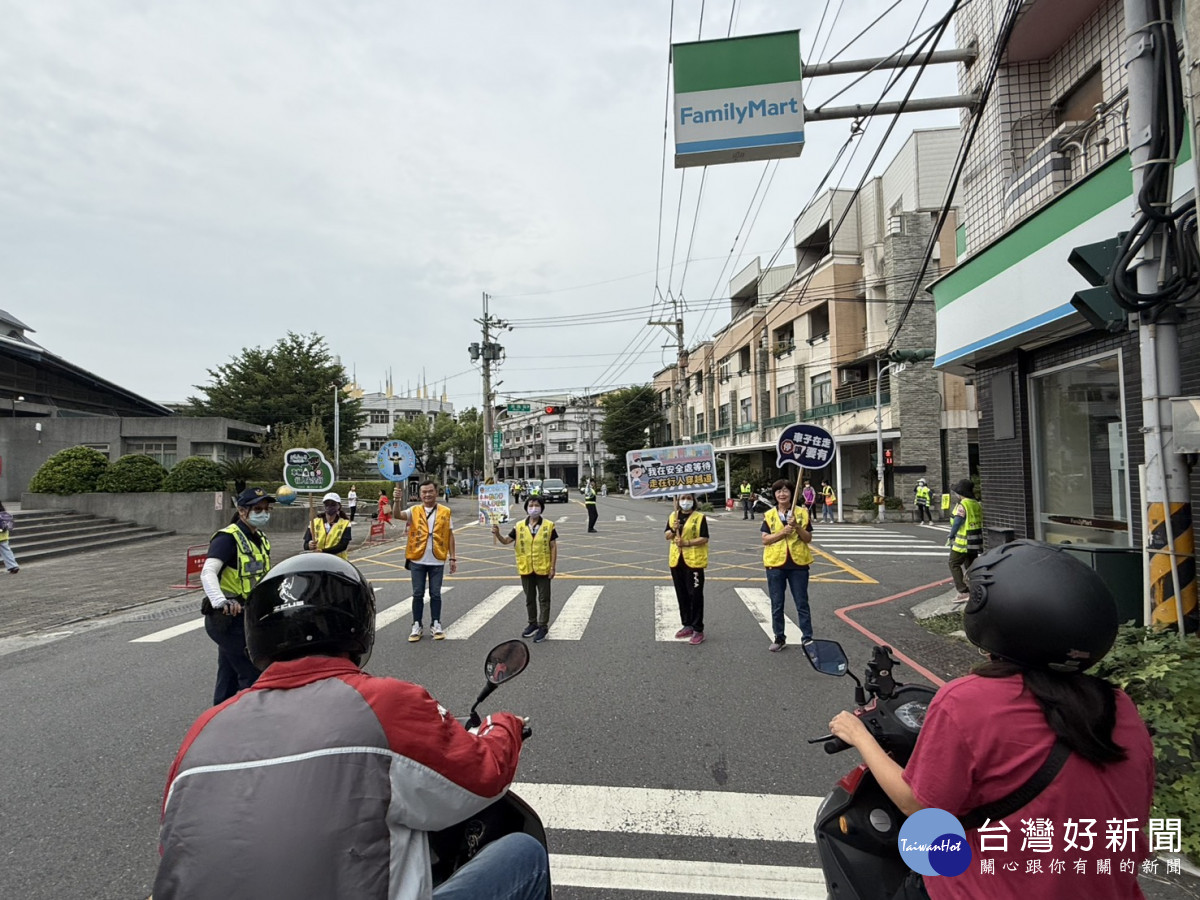 「小手揮早安、警徽護平安」田中警啟動護童專案開學日熱鬧登場。圖／記者鄧富珍翻攝