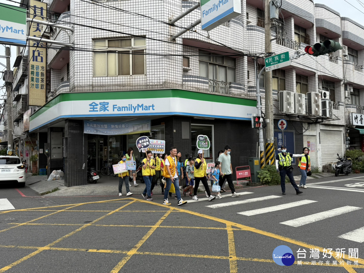 「小手揮早安、警徽護平安」田中警啟動護童專案開學日熱鬧登場。圖／記者鄧富珍翻攝