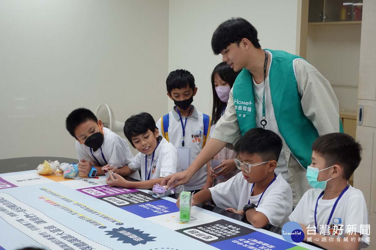 「一日有線電視媒體體驗營」中，學童化身小主播走進有線電視。<br />
