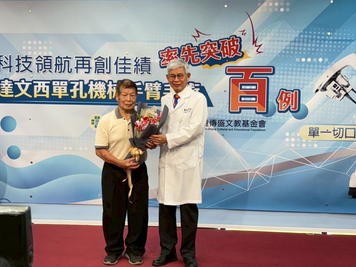86歲罹患攝護腺癌的陳姓患者，送花感謝歐宴泉院長。