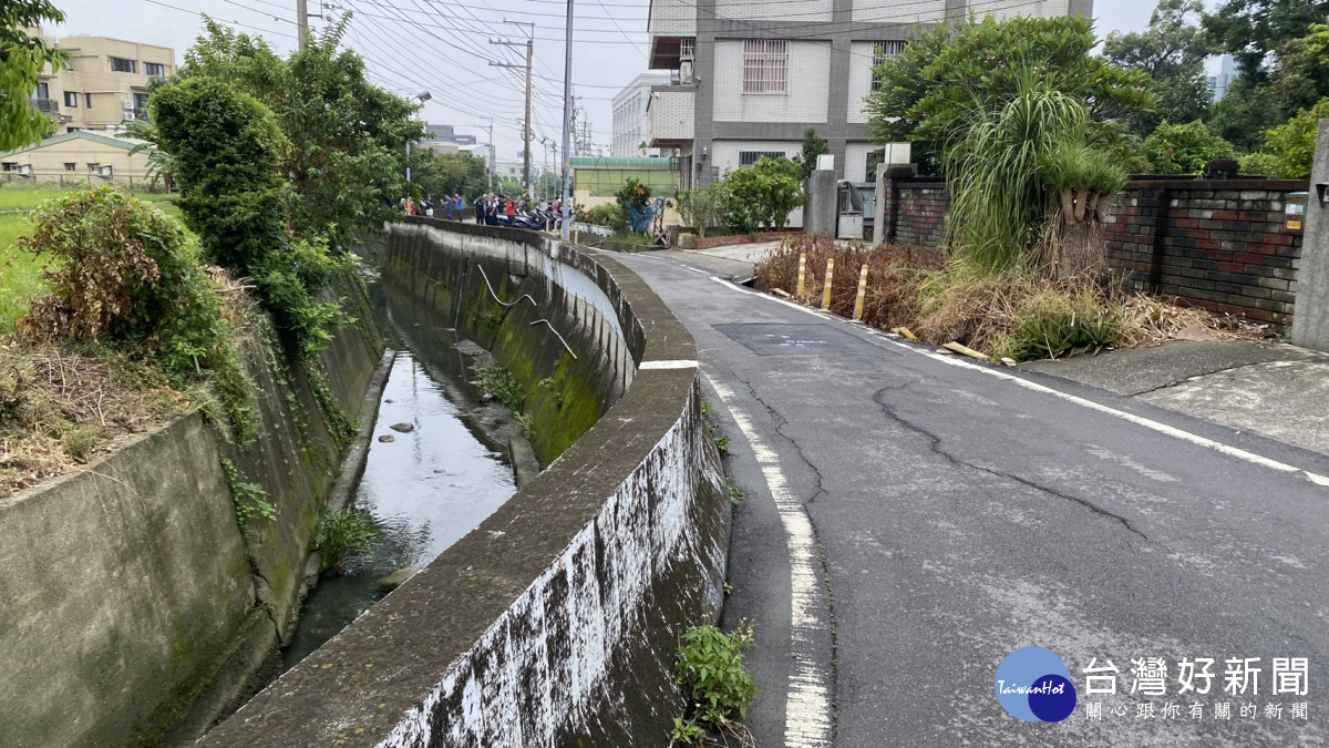 拓寬工程採用懸臂工法，將道路結構懸挑於四尺八分線第三分圳上方。