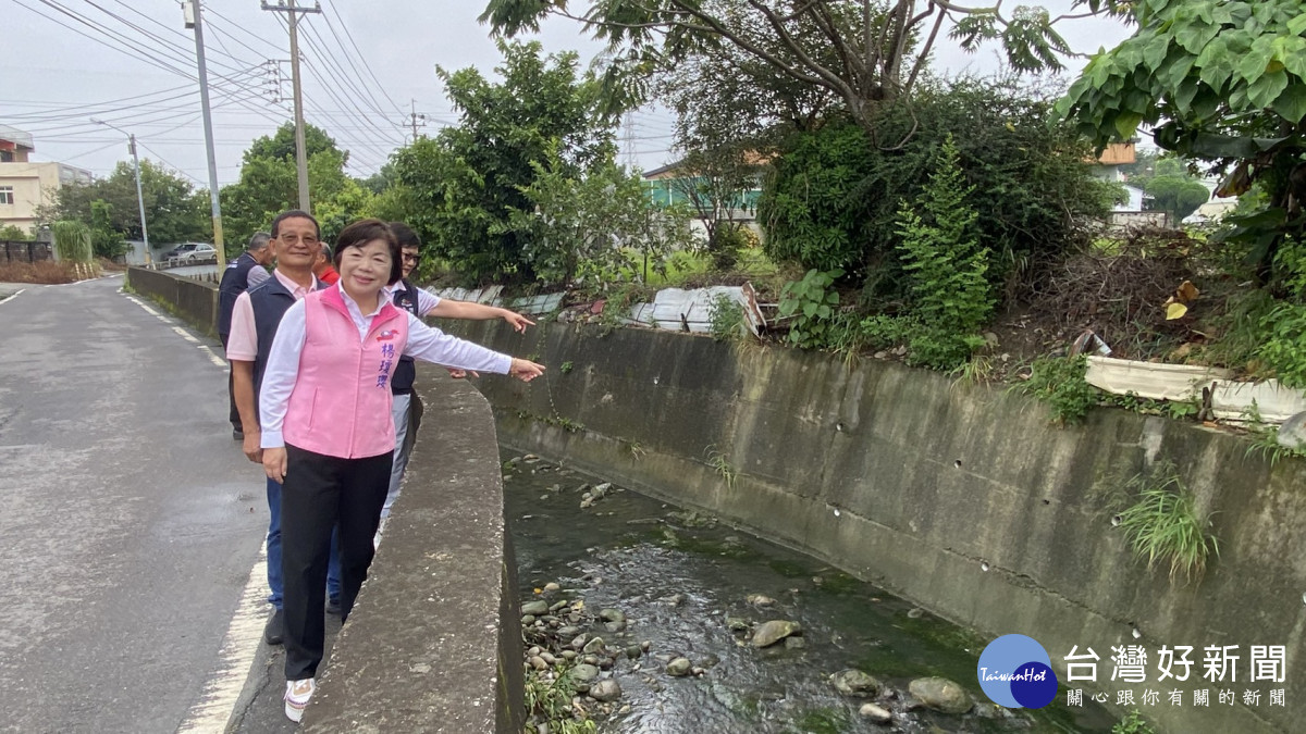 立委楊瓊瓔協調農水署同意透過懸臂板設計，將路基懸挑於四尺八分線第三分圳上方，瓶頸巷道可望拓寬至5.8公尺，提供雙向通行。