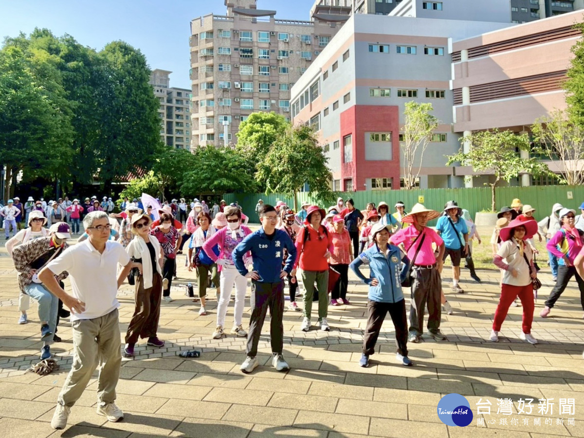 部桃推高齡友善健走        里民齊聚龍山埤塘