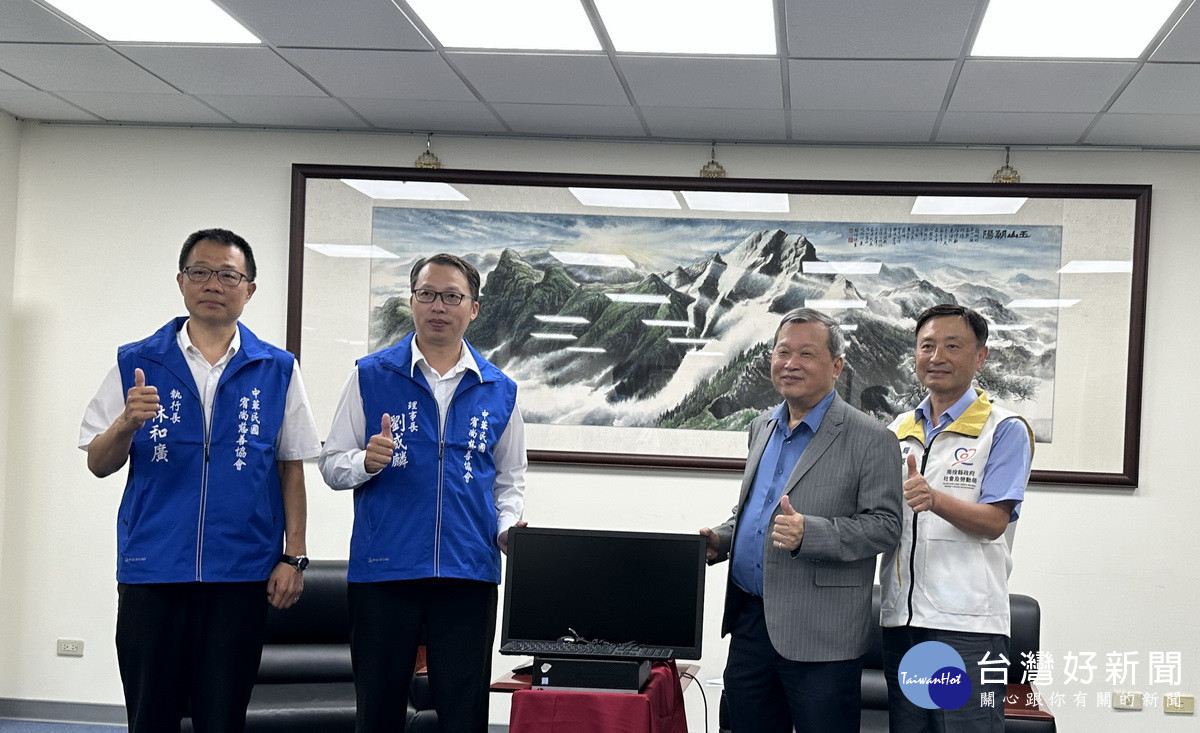 宥尚劉理事長（左二)贈送30部整新的電腦。（記者扶小萍攝）