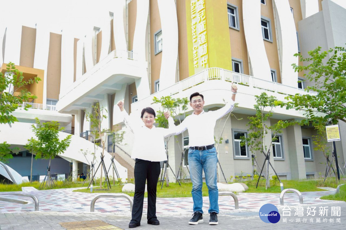 台中市長盧秀燕及立法院副院長江啟臣攜手推動豐原國民暨兒童運動中心。