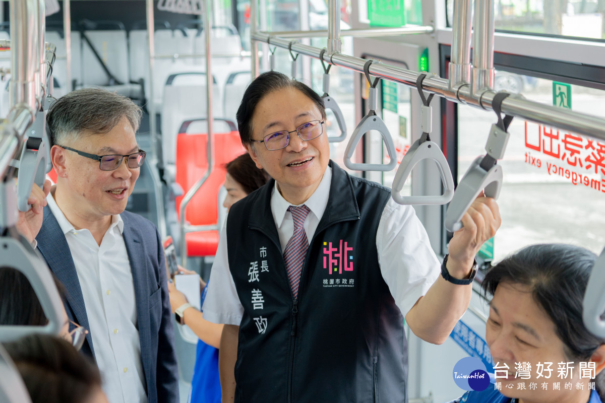 張市長試乘電動公車。