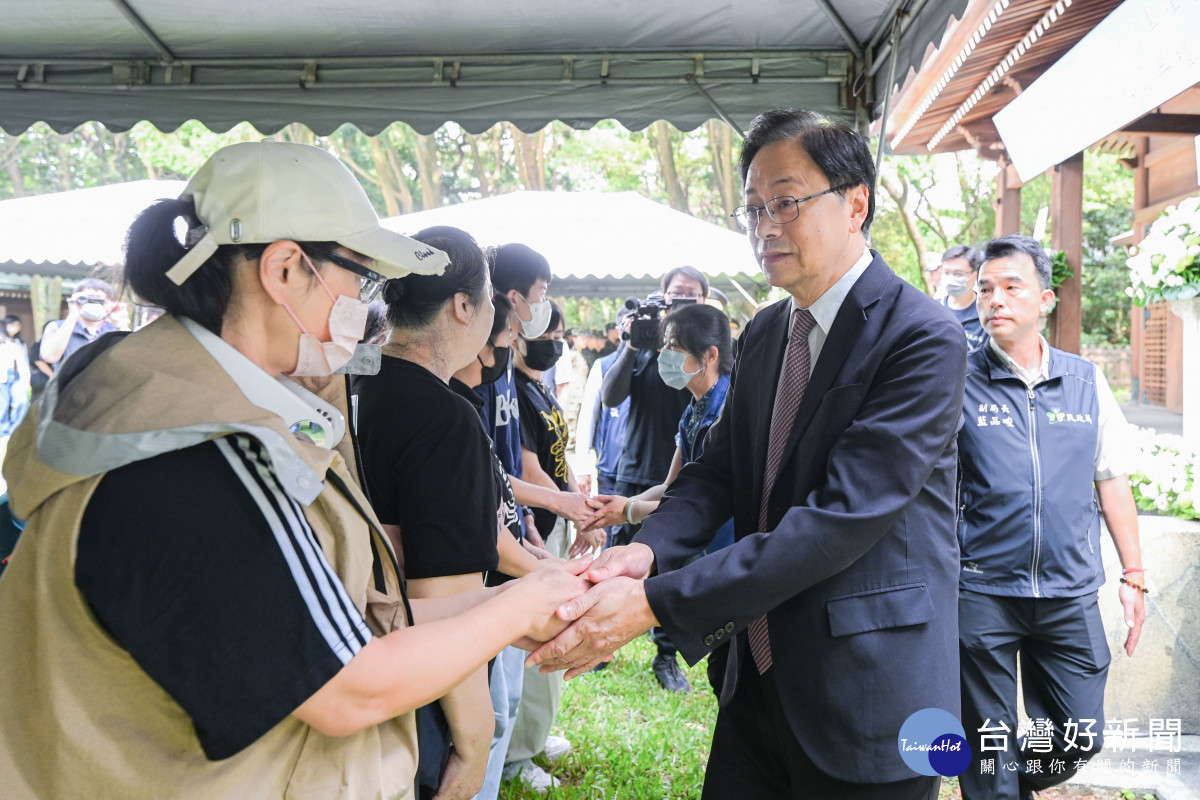 張市長向烈士遺族代表握手致意。