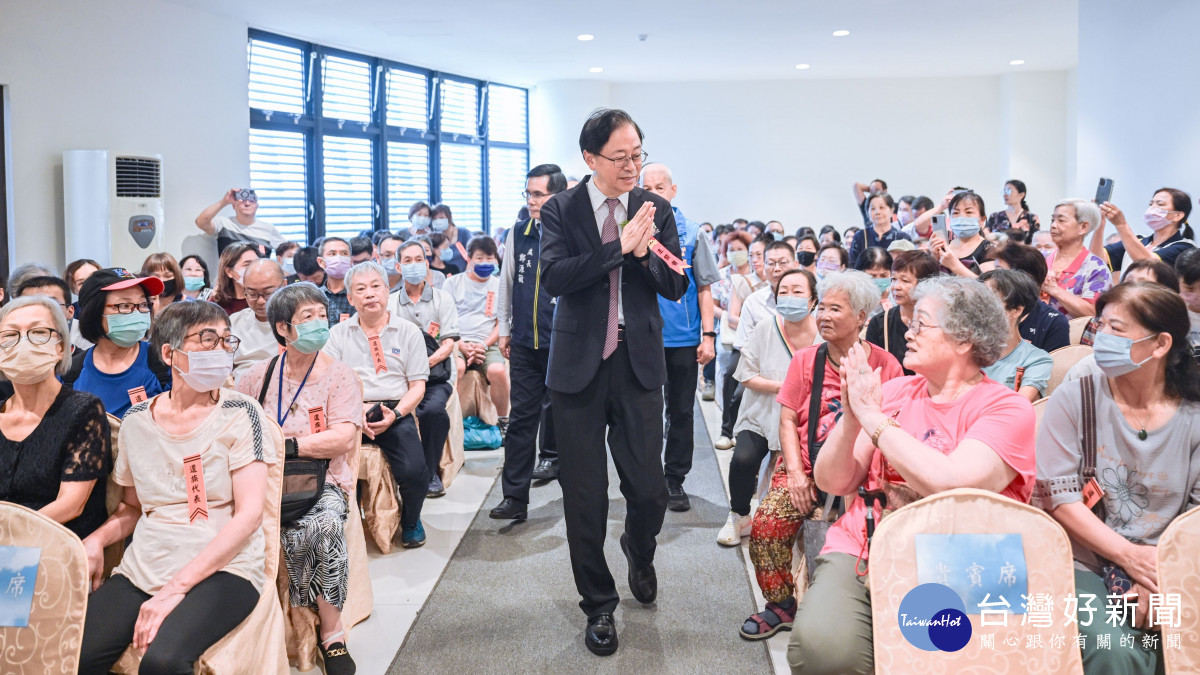張市長向遺族家屬致意。
