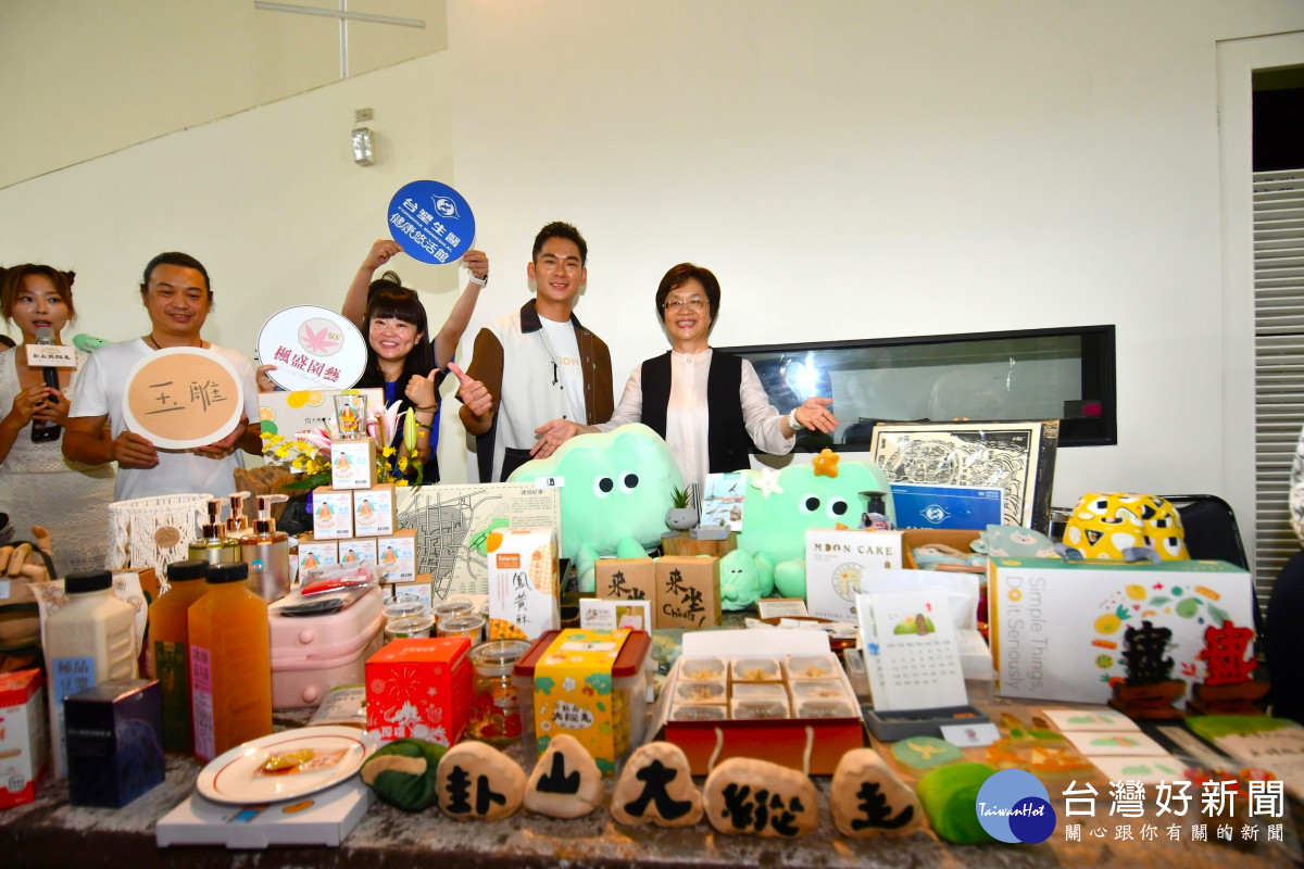 「卦山大縱走 彰化兜兜圈」活動開跑，完登禮抽韓國四日遊以及精美禮品、伴手禮等。圖／記者鄧富珍攝