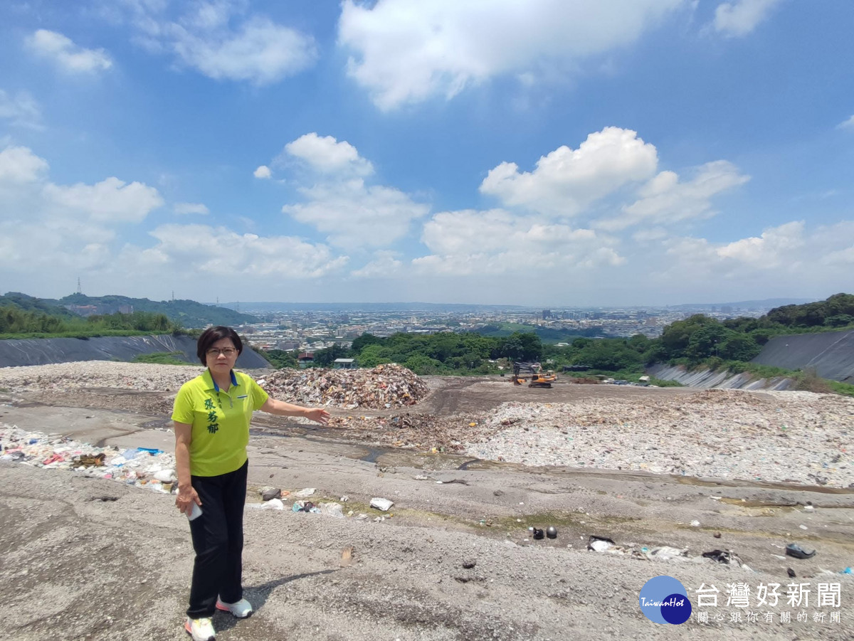 張芬郁議員去年7月至大里掩埋場視察垃圾暫置狀況。