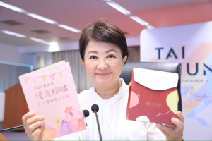盧秀燕市長被封為「帶貨女王」，她今主持市政會議，推薦台中市身障團體的中秋產品。