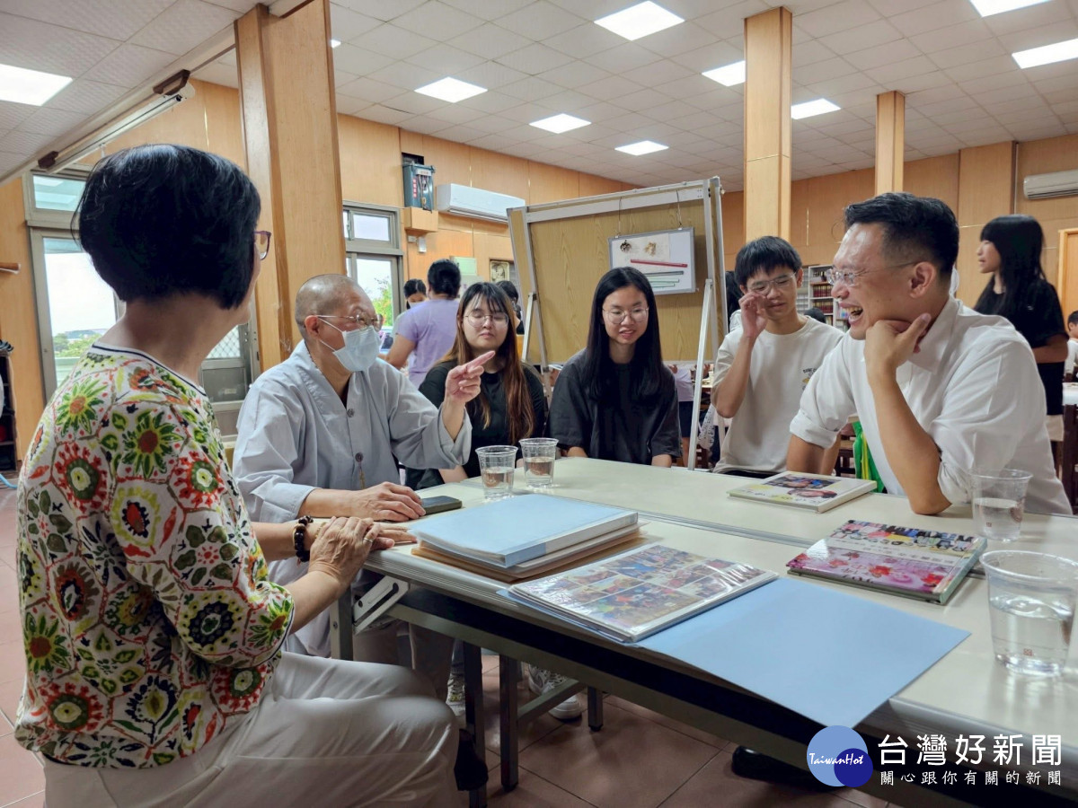 蘇俊賓手繪度師父暖心義行。