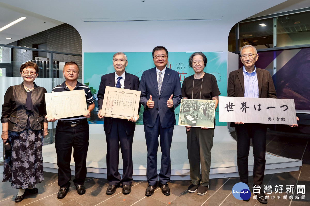 受贈儀式，左起館長謝小芩、文物捐贈者林春沂、文物捐贈者王震夷、副校長呂平江、文物捐贈者中文系退休教授方聖平、文物捐贈者通識中心客座教授谷川雅夫。<br />
