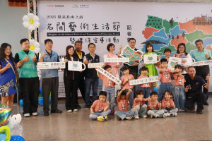 陳鄉長與眾多來賓歡迎全台民眾來體驗在地特色。（記者扶小萍攝）