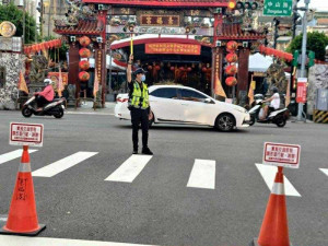 桃園景福宮慶讚中元水燈排遊行，桃警交通管制。