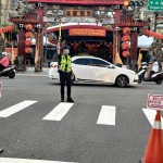 桃園景福宮慶讚中元水燈排遊行，桃警交通管制。