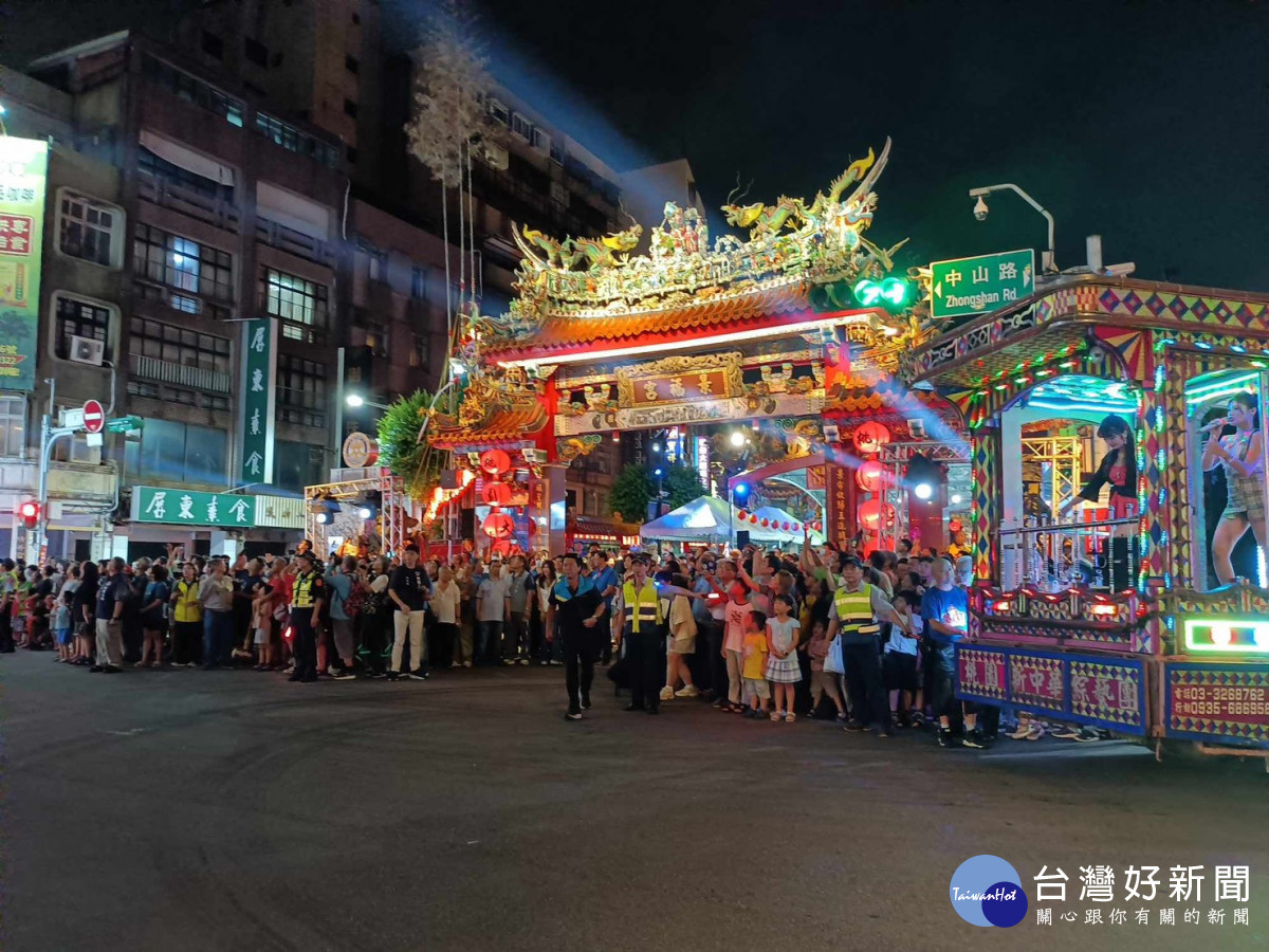 桃園景福宮慶讚中元水燈排遊行，桃警交通管制。