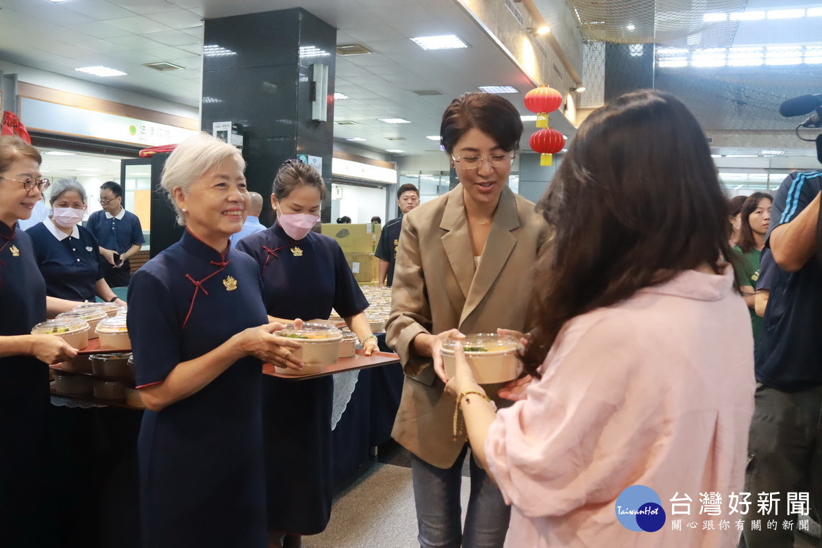 許縣長周組長發送素食便當與大眾分享。（記者扶小萍攝）