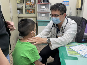 開學季兒童群聚，腸病毒疫情「延長賽」家長須提高警覺。圖／記者鄧富珍翻攝